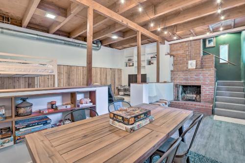 Modern And Unique Cabin With Deck On Lake Gregory!