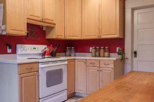 River Oak Retreat - Upper Sacramento Riverfront!