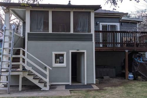 River Oak Retreat - Upper Sacramento Riverfront!