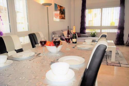 Fabulous 2 Bed 2 Bath Apartment !