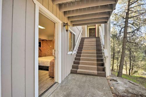 Luxe Escape With Decks, Mtn Views, Game Room!