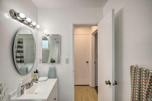 Sunny West Coast Apartment 7 Mi To Beaches!