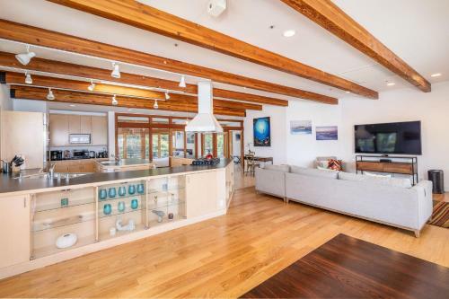 Luxury Beachfront Penthouse Walk To The Beach Restaurants Entertainment