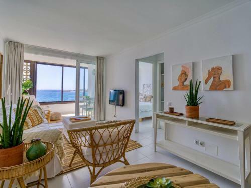 Seaside Apt With Sunset Views And Fast Wifi