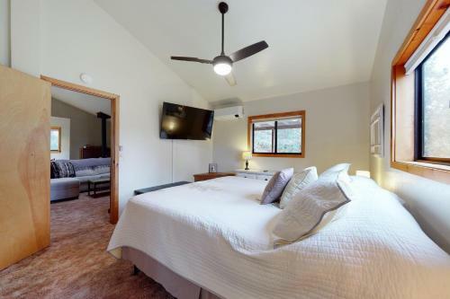 Tahquitz View Chalet