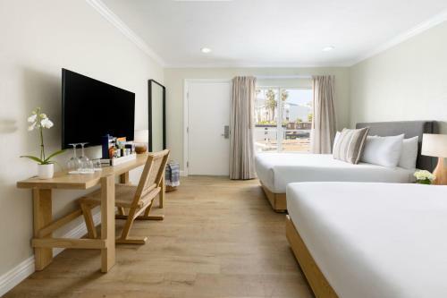 Pacific Edge Oceanfront Hotel