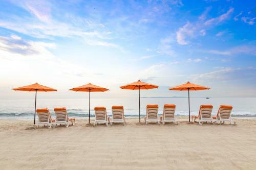 Pacific Edge Oceanfront Hotel