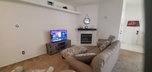 Casa La Quinta! 31 Day Minimum (No Pets Allowed)