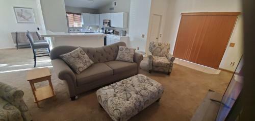 Casa La Quinta! 31 Day Minimum (No Pets Allowed)