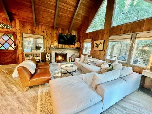 Mountainside Cabin W/ Deck - Walk To Lake