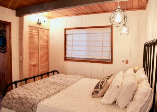 Mountainside Cabin W/ Deck - Walk To Lake