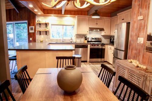 Mountainside Cabin W/ Deck - Walk To Lake