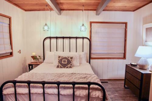 Mountainside Cabin W/ Deck - Walk To Lake