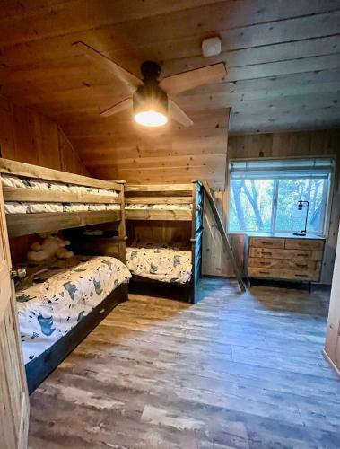Mountainside Cabin W/ Deck - Walk To Lake
