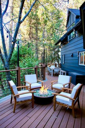 Mountainside Cabin W/ Deck - Walk To Lake
