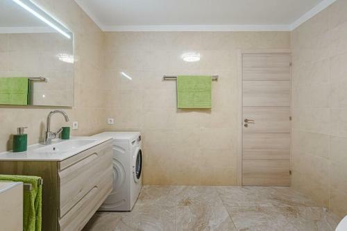 Large House With Garden And Direct Access To The Pool