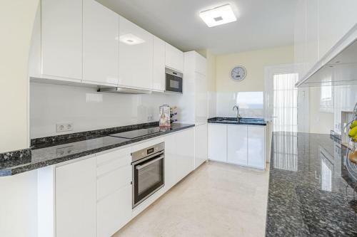 Large House With Garden And Direct Access To The Pool