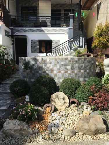 Hostal La Famille