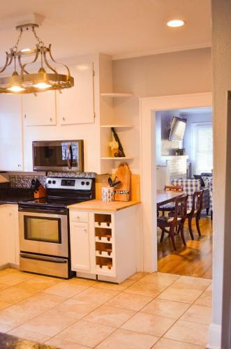 Perfectly Modern Craftsman- Close To Everything!