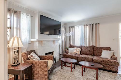 Haute On Hannon- Midtown Cottage!