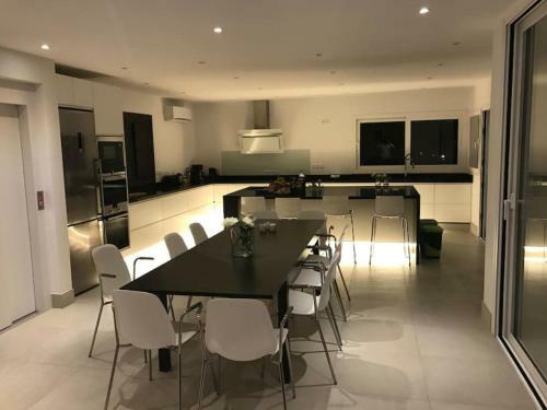 Luxury Villa With Heated Pool For 12 To 14 People