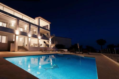 Luxury Villa With Heated Pool For 12 To 14 People