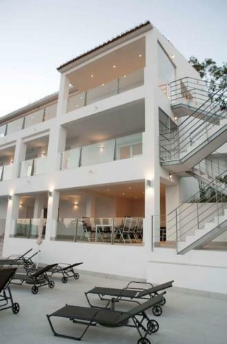 Luxury Villa With Heated Pool For 12 To 14 People