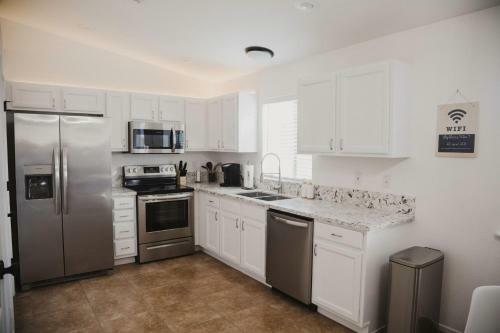 New! Updated Home Close To Everything, Bbq
