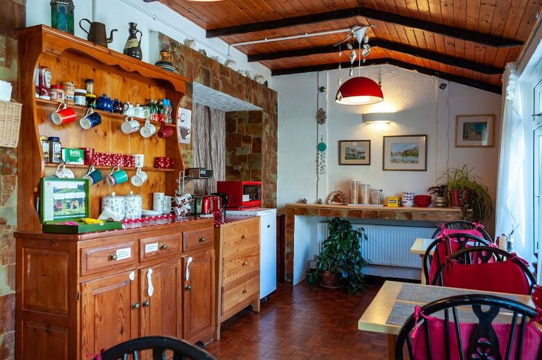 Hostal High Noon Guest House