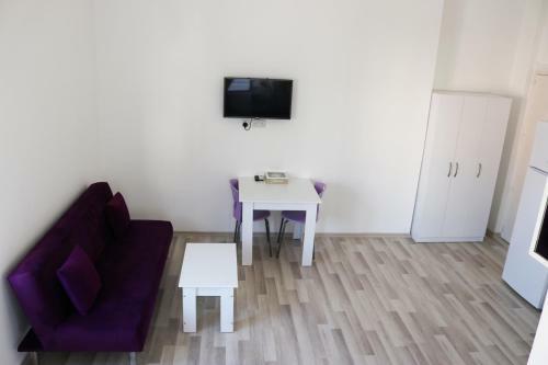 Amber's House (Studio Apartments)