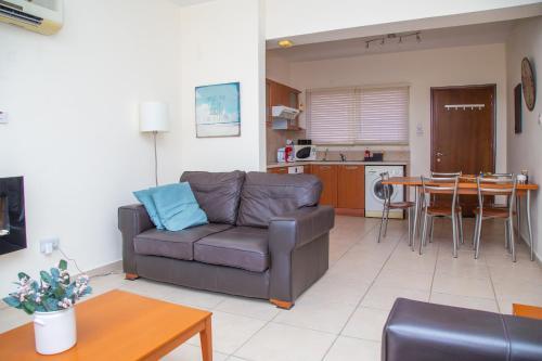 2 Br Cates Top Floor Peaceful Apartment With Pool!