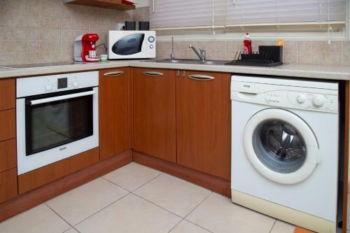 2 Br Cates Top Floor Peaceful Apartment With Pool!