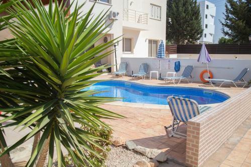 2 Br Cates Top Floor Peaceful Apartment With Pool!