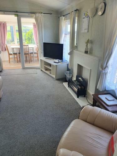On Farm Chalet, Sleeps 6, Rhoshirwaun
