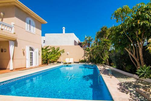 Villa La Concha Beachfront Heated Pool