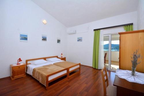Apartments With A Parking Space Vinisce, Trogir - 14407