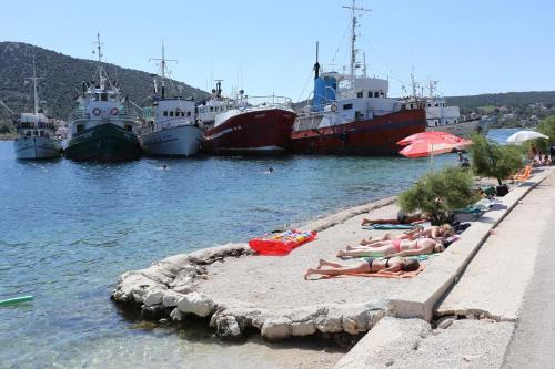 Apartments With A Parking Space Vinisce, Trogir - 14407