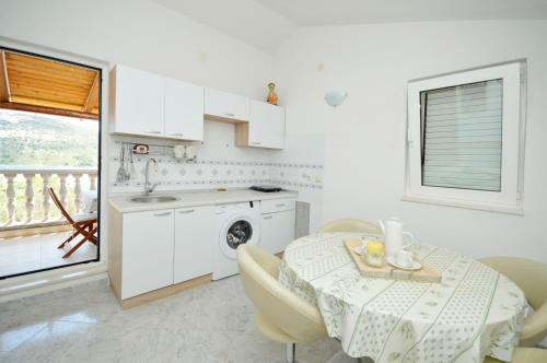 Holiday House Mili