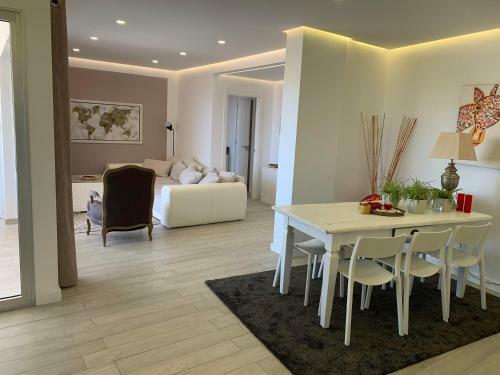 3 Bedroom Apartment With Sea View 8th Floor