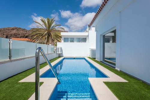 Luxurious 5* Villa - 300m2 - Private Heated Pool - Garage - Wifi