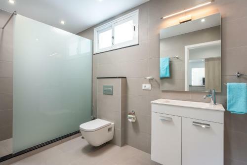 Luxurious 5* Villa - 300m2 - Private Heated Pool - Garage - Wifi