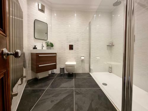 Luxury 2 Bedroom City Centre Apartment With Panoramic Views And High Ceilings