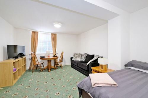Crown Apartment
