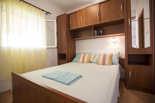 Apartments By The Sea Vis - 17960