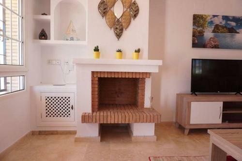 Spacious Ground Floor Apartment With Garden & Communal Pool
