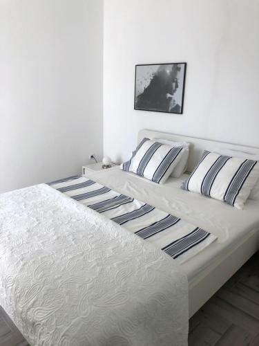 Ellavis Apartments