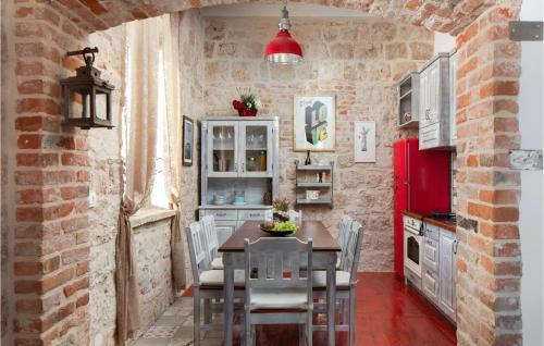 Nice Home In Vis With Jacuzzi, Wifi And 2 Bedrooms