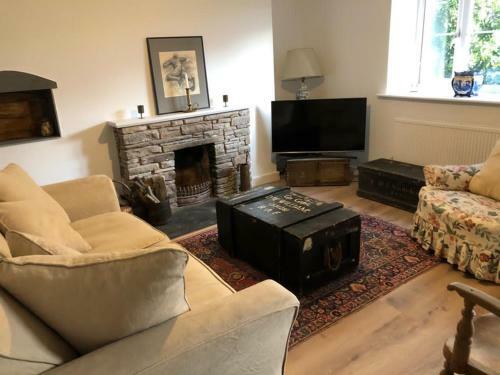 Hollybush Cottage