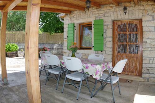 House Elvis, Sveti Kirin