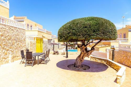Fabulous 3 Bed House With 4 Communal Pools